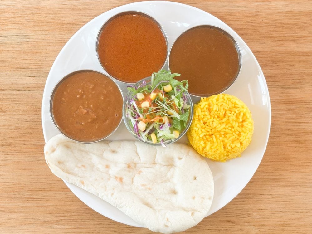 コスパがよく魅力的な「業スー」商品群の中から、「まずはこれが買い！」というレトルトのインドカレーパックをご紹介します