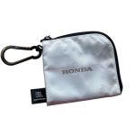 一枚に一箇所しかない個体番号のプリントがあるものや、エアバッグ特有のステッチがそのままデザインとして表現されている