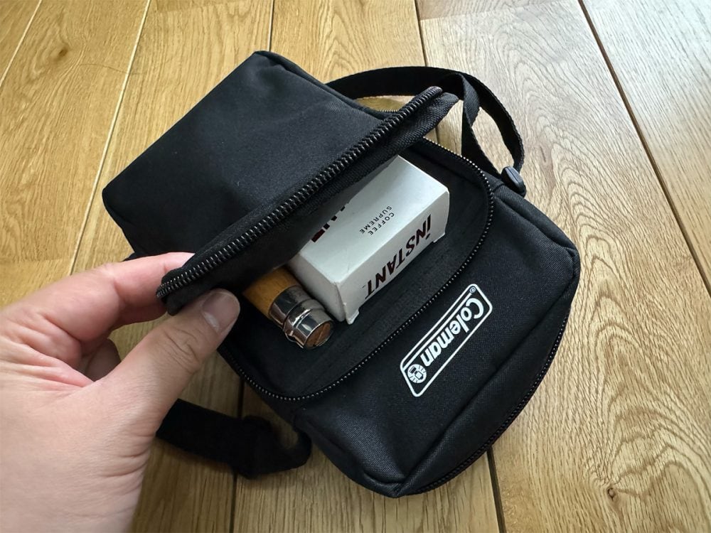 手前のジップポケットには、インスタントコーヒーと折りたたみナイフも入る