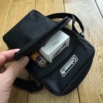 手前のジップポケットには、インスタントコーヒーと折りたたみナイフも入る