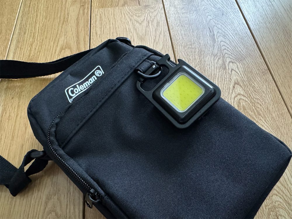 フロントのキーリングホルダーには蓄光ライトをつけておけば、夜間でも光源を確保できる