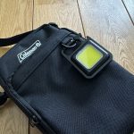 フロントのキーリングホルダーには蓄光ライトをつけておけば、夜間でも光源を確保できる