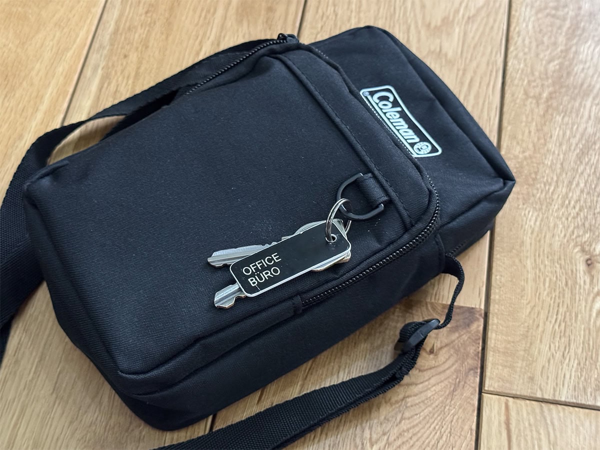 フロントにはキーリングを備えており、お気に入りのチャームを付けたり、リード式の鍵を付けたりとアレンジも楽しそう