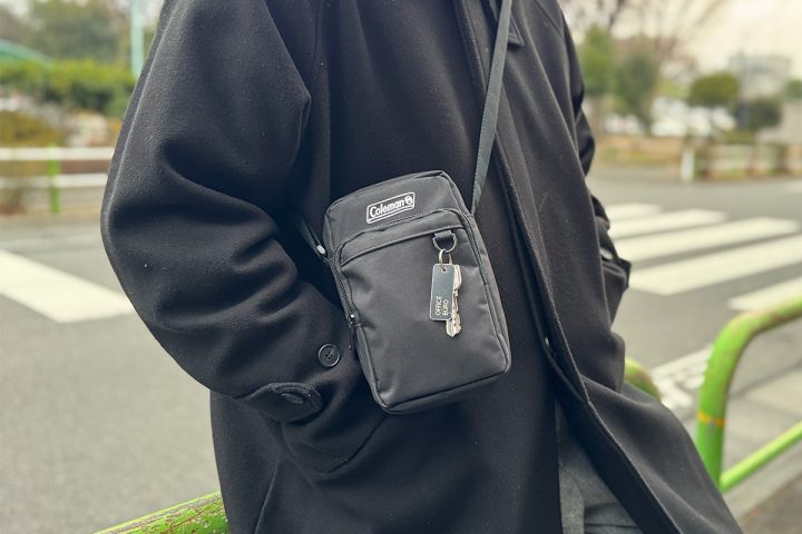 【冬にちょうどいい付録バッグ】『smart』2月号のコールマン「2層ショルダー」はコートの下で邪魔にならない薄さが最高だった