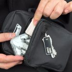 手前にはジップポケット