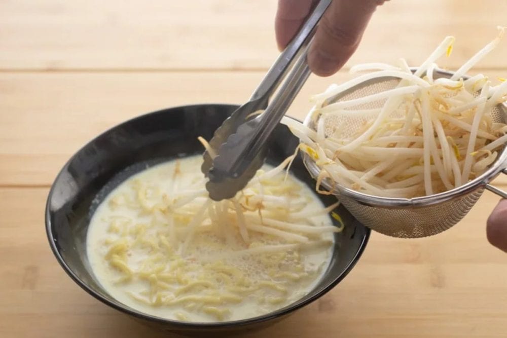 大豆にこだわるなら「豆もやし」がベター。手に入りやすい普通のもやし（緑豆もやし）でもまったく問題なし