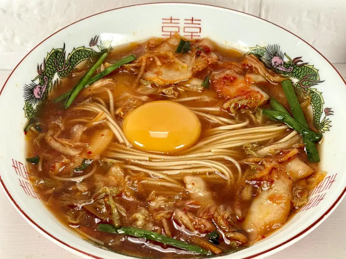 池利
奈良の大仏スタミナ拉麺／オススメトッピングには「キムチ」と「チューブにんにく」をたっぷり入れ、卵黄をのせるとまさに「天理ラーメン」の出来がりです