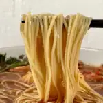 池利 奈良の大仏スタミナ拉麺／麺はそうめんの技法を活かした、コシのあるツルツルとした細ストレート麺でスープとの絡み方は絶妙