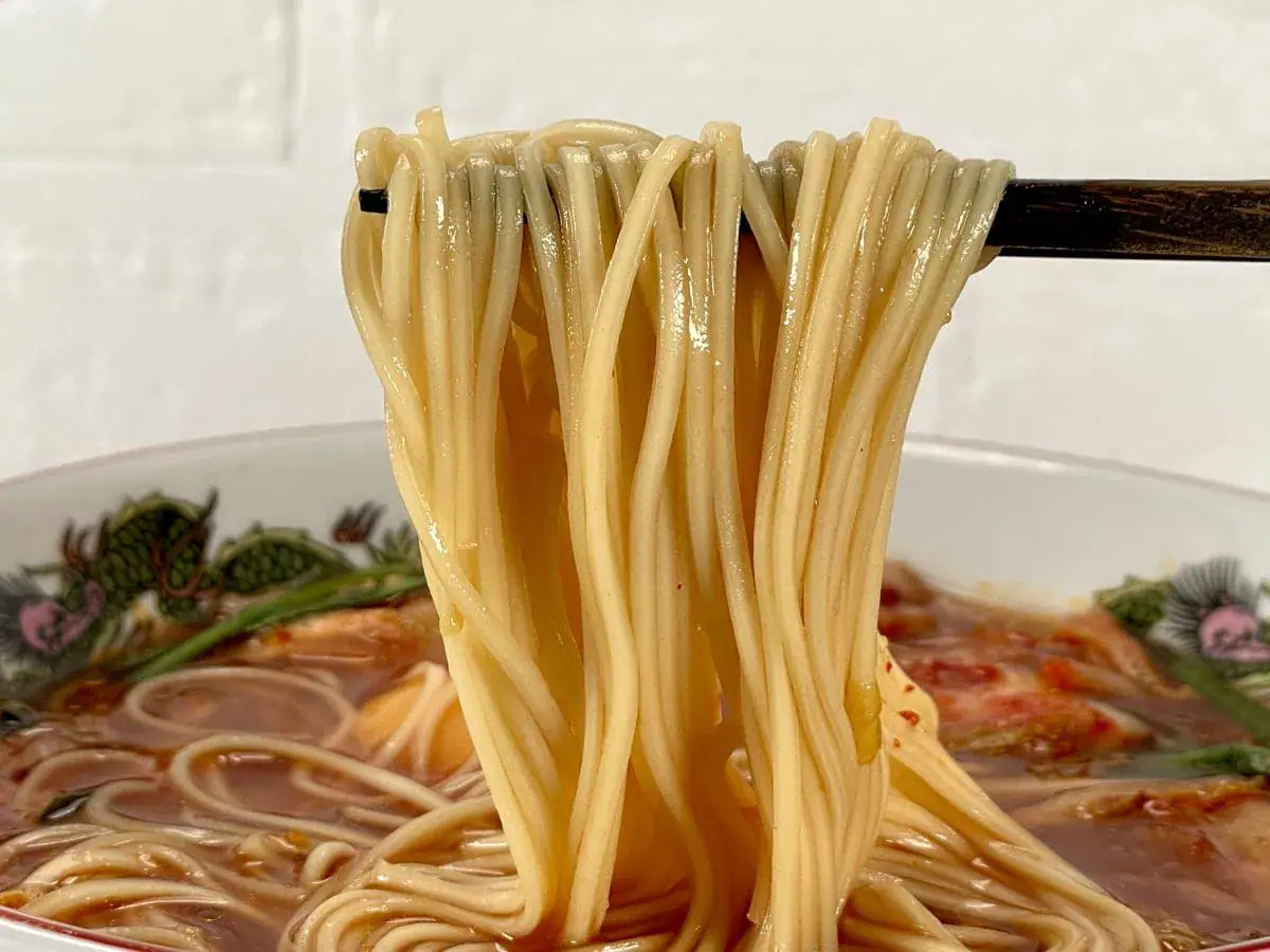 池利
奈良の大仏スタミナ拉麺／麺はそうめんの技法を活かした、コシのあるツルツルとした細ストレート麺でスープとの絡み方は絶妙