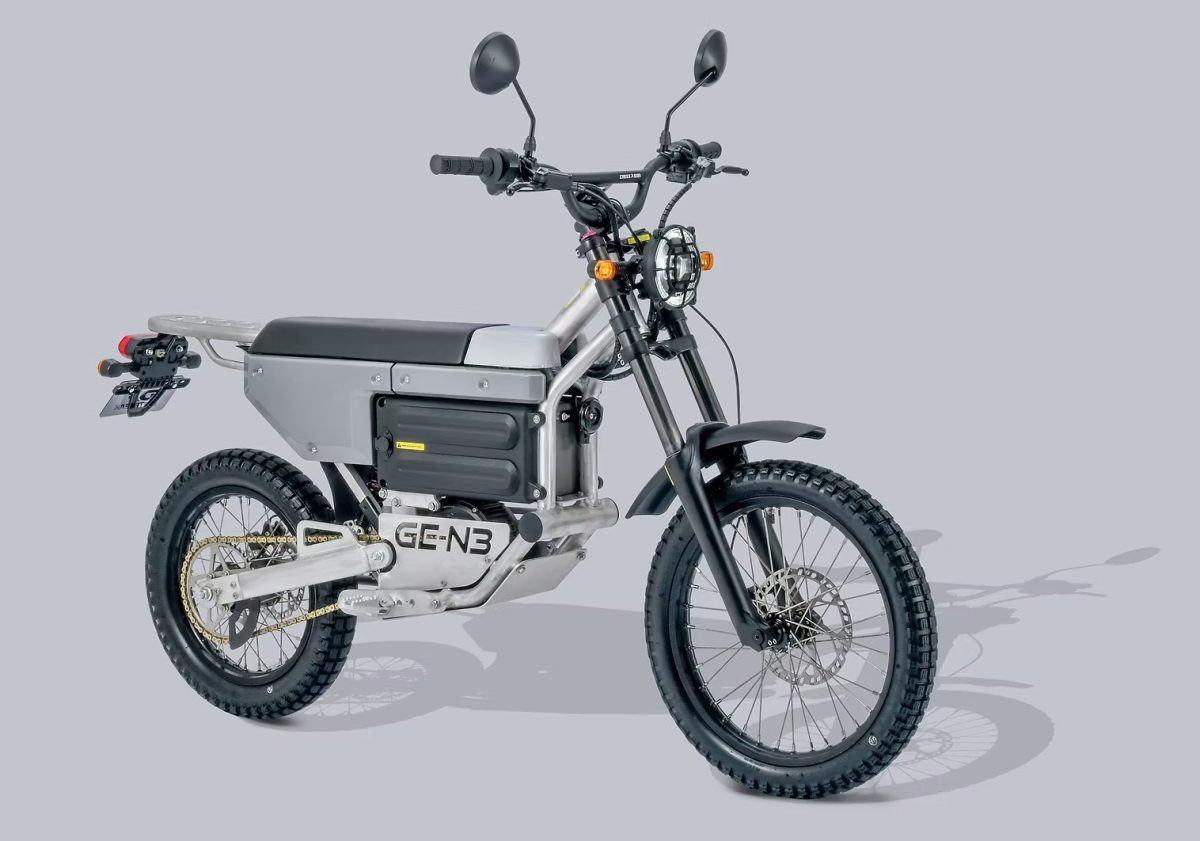 明るくも落ち着きのある雰囲気で都会的な洗練さと自然の透明感を併せ持つアイスグレーカラー