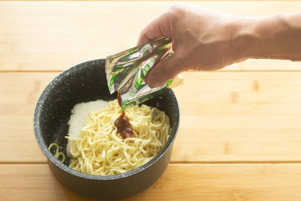 付属の味噌ダレを1/2だけ使い、そばメシの味付けに使用