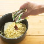 付属の味噌ダレを1/2だけ使い、そばメシの味付けに使用