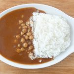 「ひよこ豆のヴィーガンカレー」は白米で食べると、薬膳カレーみたいに感じました