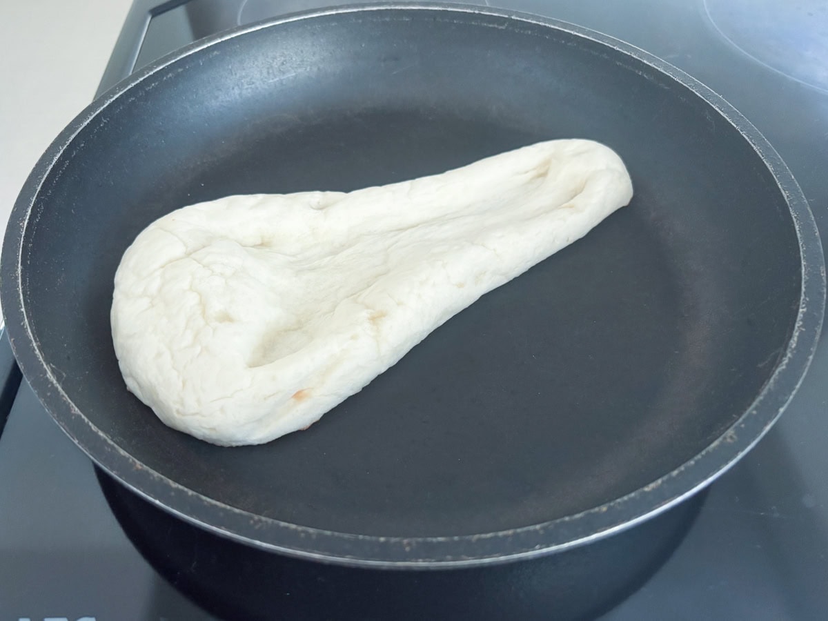 調理方法はレンチンまたはオーブントースターで温めると書いてありましたが、フライパンでもOK！