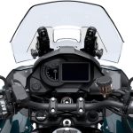 ワイドなハンドルバーは、リラックスしつつも操作性に優れたアップライトなポジションを実現