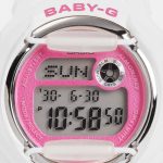 文字盤は、1990年代後半から2000年代初頭を彷彿とさせるグリッター調の仕上げを採用