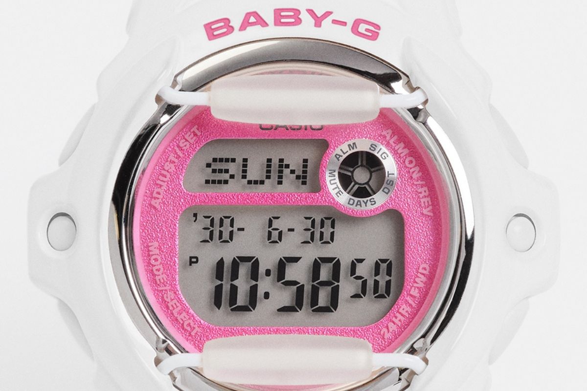 文字盤には、1990年代後半から2000年代初頭を彷彿とさせるグリッター調の仕上げを採用