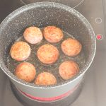 パッケージ裏にも記載されていますが、レンチンだけでなく冷凍のまま油で揚げる方法でも調理できます