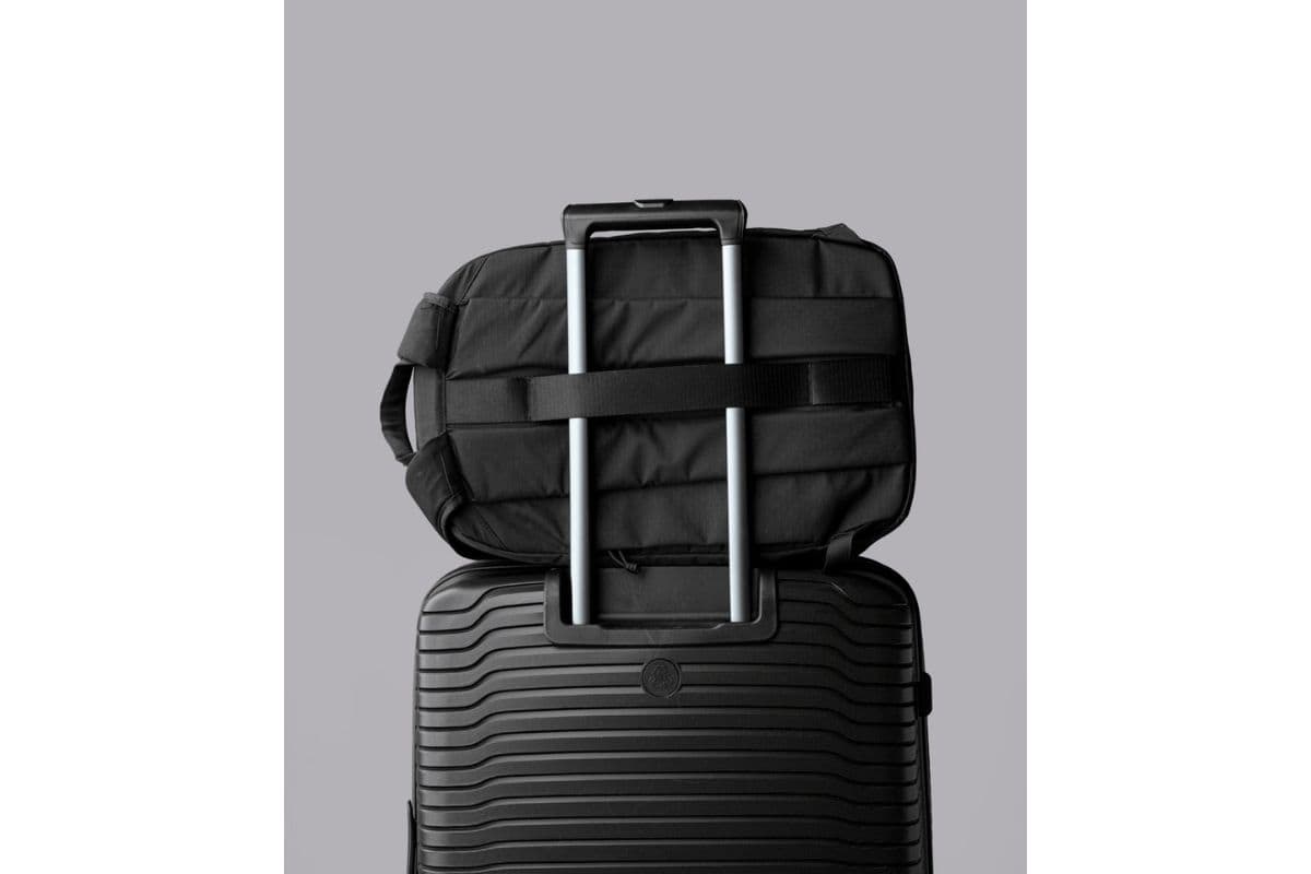 キャリーハンドル用のベルト付きで旅行の際も便利