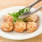 輪切りにした長ネギとマヨネーズをたっぷりトッピング