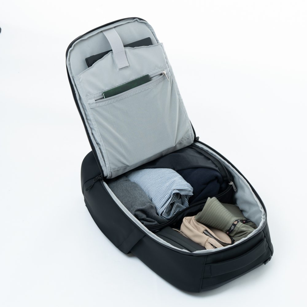 メインスペースはクッション入りのPCケースが備わります