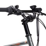 ハンドルにもこだわり、乗り手とハンドルの位置関係と高さや角度などが調整され、誰もが快適に乗れるライディングポジションを実現