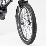 安定感のある走りを実現してくれる20インチ×2.125の太めのタイヤを採用