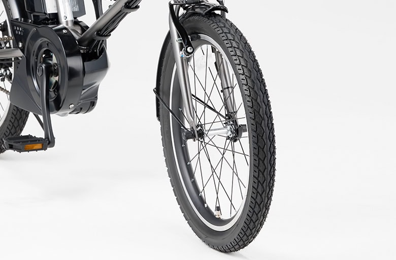 安定感のある走りを実現してくれる20インチ&times;2.125の太めのタイヤを採用