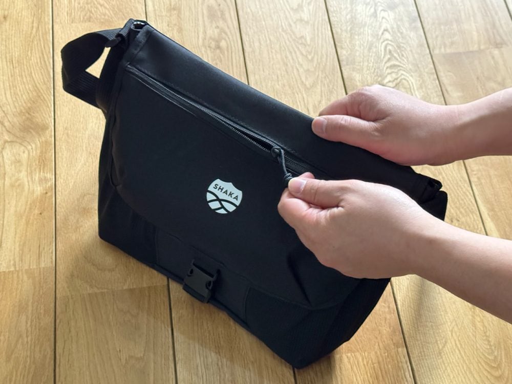 引き手も持ちやすく、ジップ幅も大きいので出し入れがしやすい