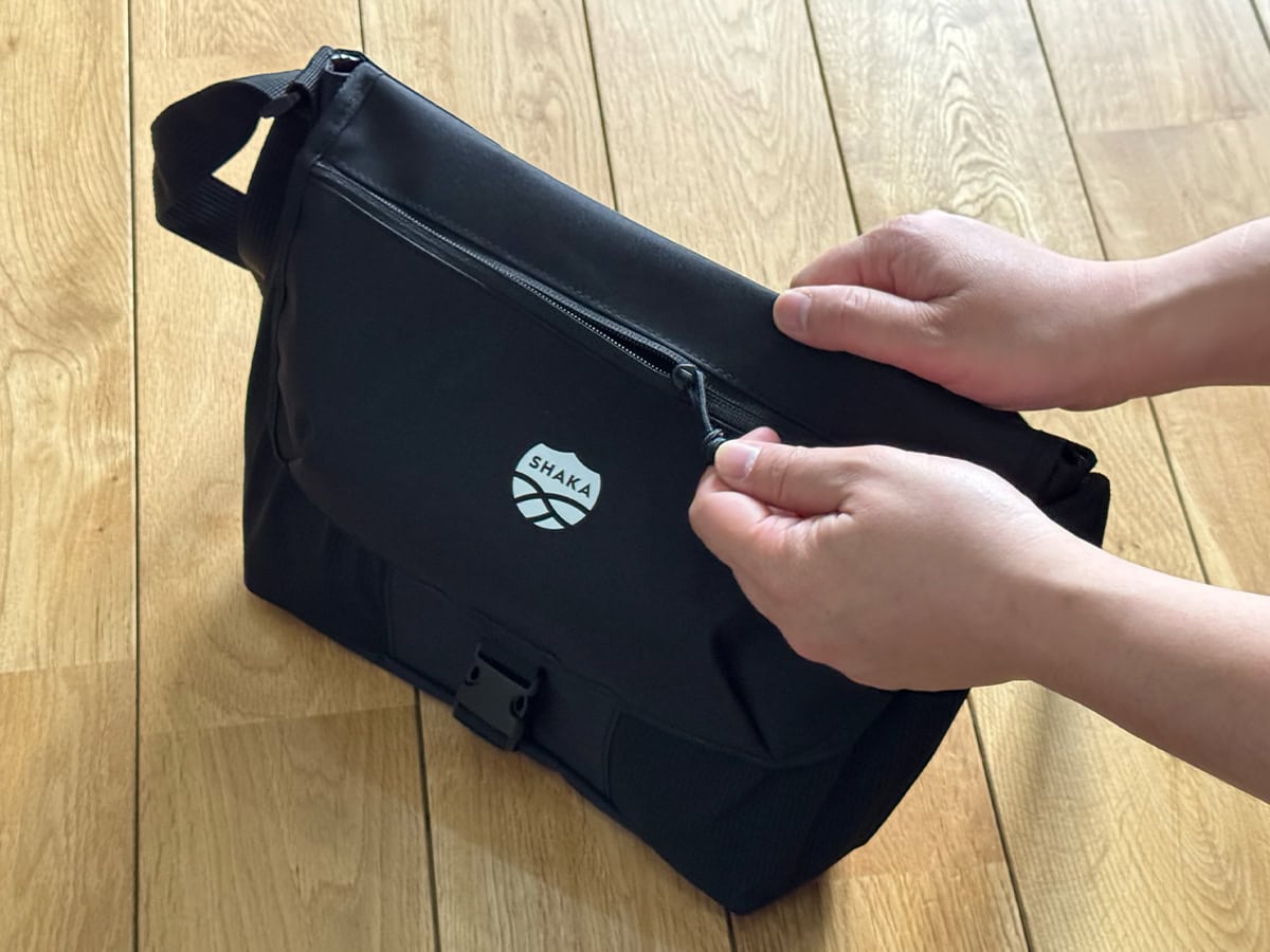 引き手も持ちやすく、ジップ幅も大きいので出し入れがしやすい