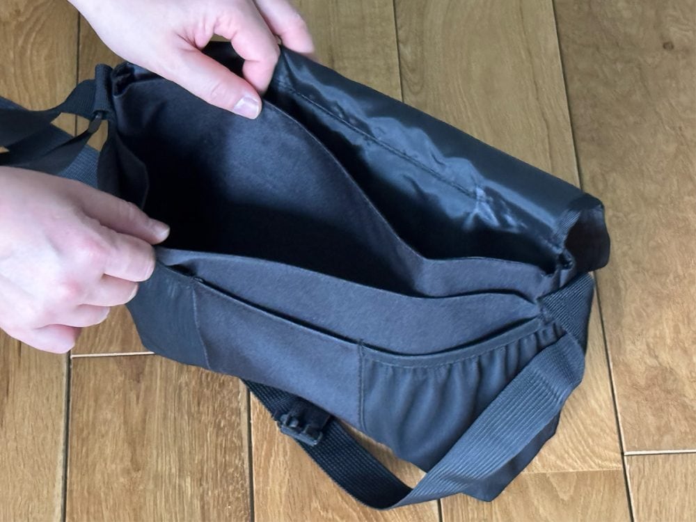 手前のポケットとメインコンパートメントの間にあおりポケットが