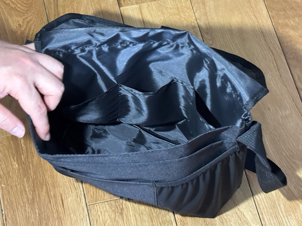 シンプルな内装ながら、3つのポケットが