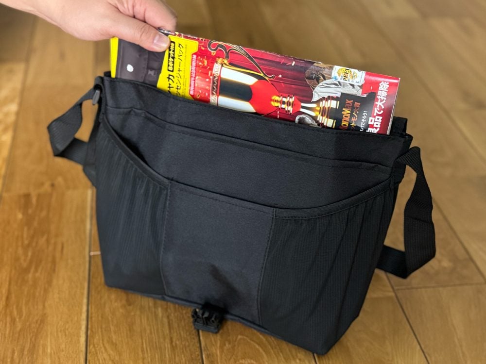 雑誌がすっぽり入るくらいの容量が