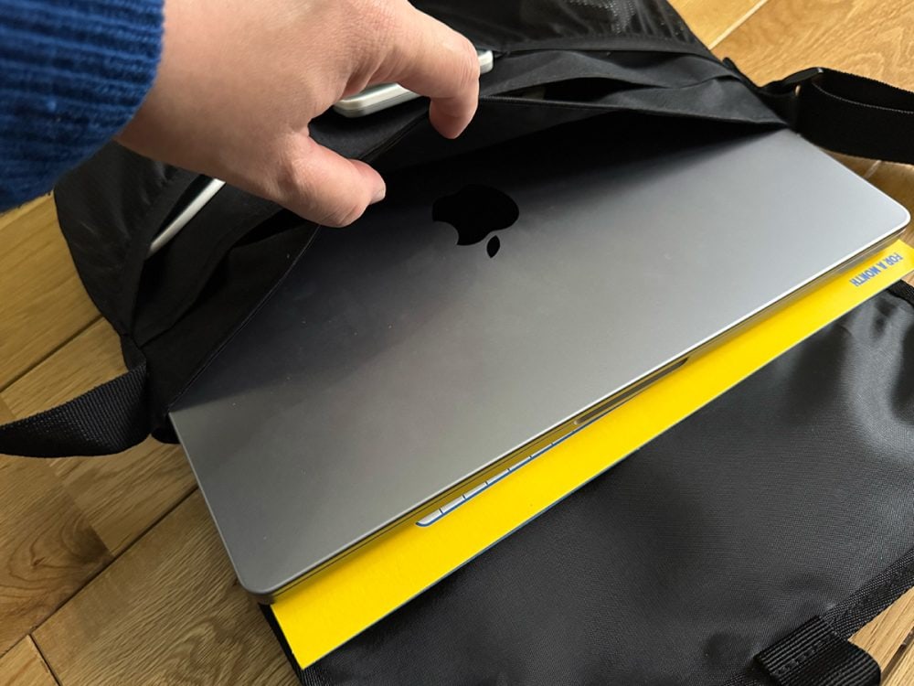 メイン収納部には14インチのノートPCとA4サイズのファイルが収まる