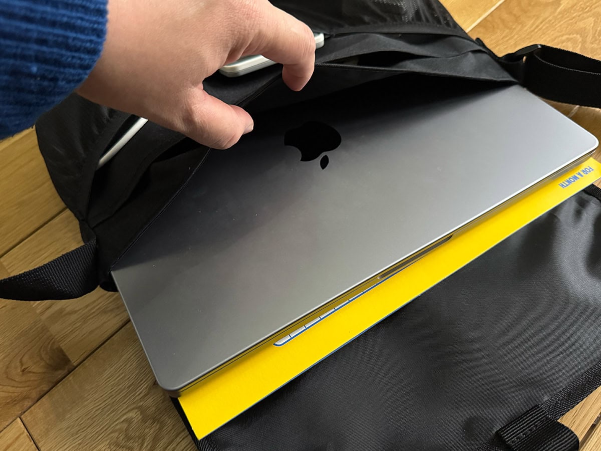 メイン収納部には14インチのノートPCとA4サイズのファイルが収まる