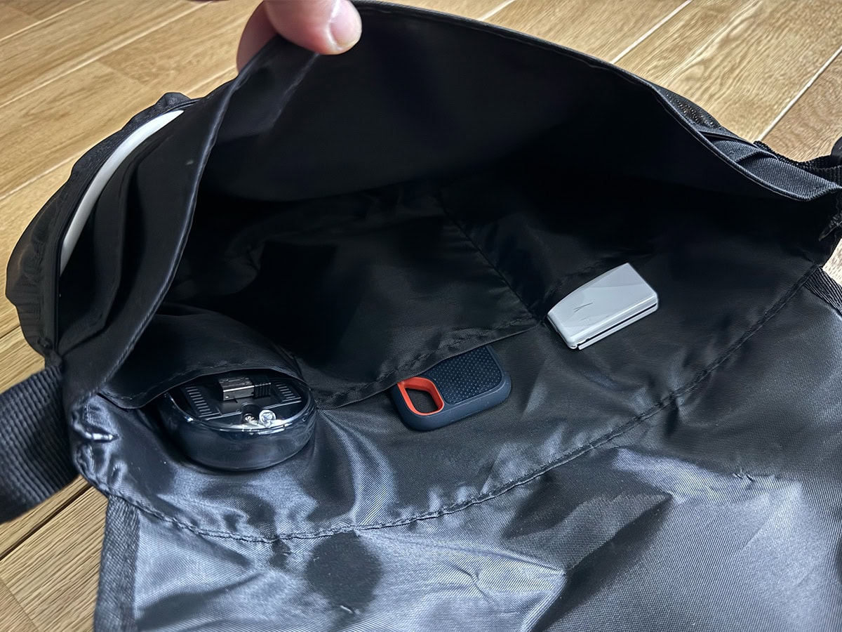 ３つのポケットにはマウス・SDカードリーダー・印鑑ケースなどが