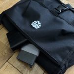 フラップのファスナーポケットには名刺ケースとカードケースを