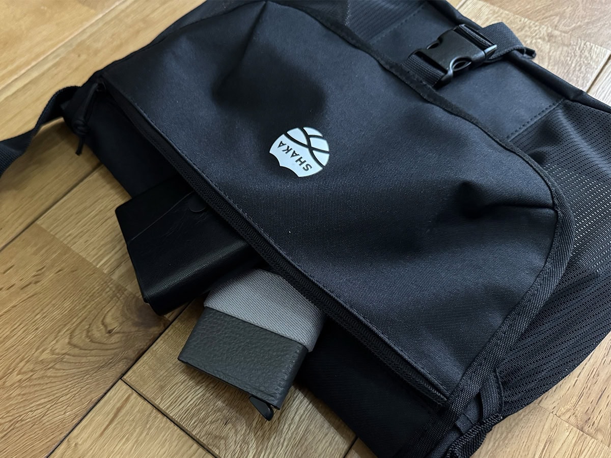 フラップのファスナーポケットには名刺ケースとカードケースを