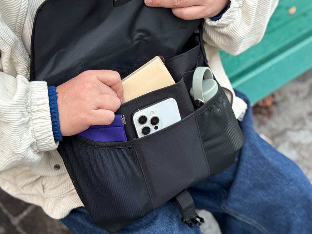 フロントのメッシュポケットにはサングラスとタンブラーを入れ、中央のポケットにはスマホをセット