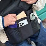 フロントのメッシュポケットにはサングラスとタンブラーを入れ、中央のポケットにはスマホをセット