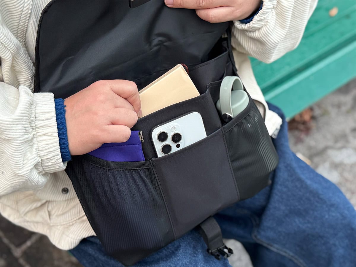 フロントのメッシュポケットにはサングラスとタンブラーを入れ、中央のポケットにはスマホをセット