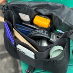 メイン収納部にはヘッドフォンやミニタブレットがすっぽり収まる