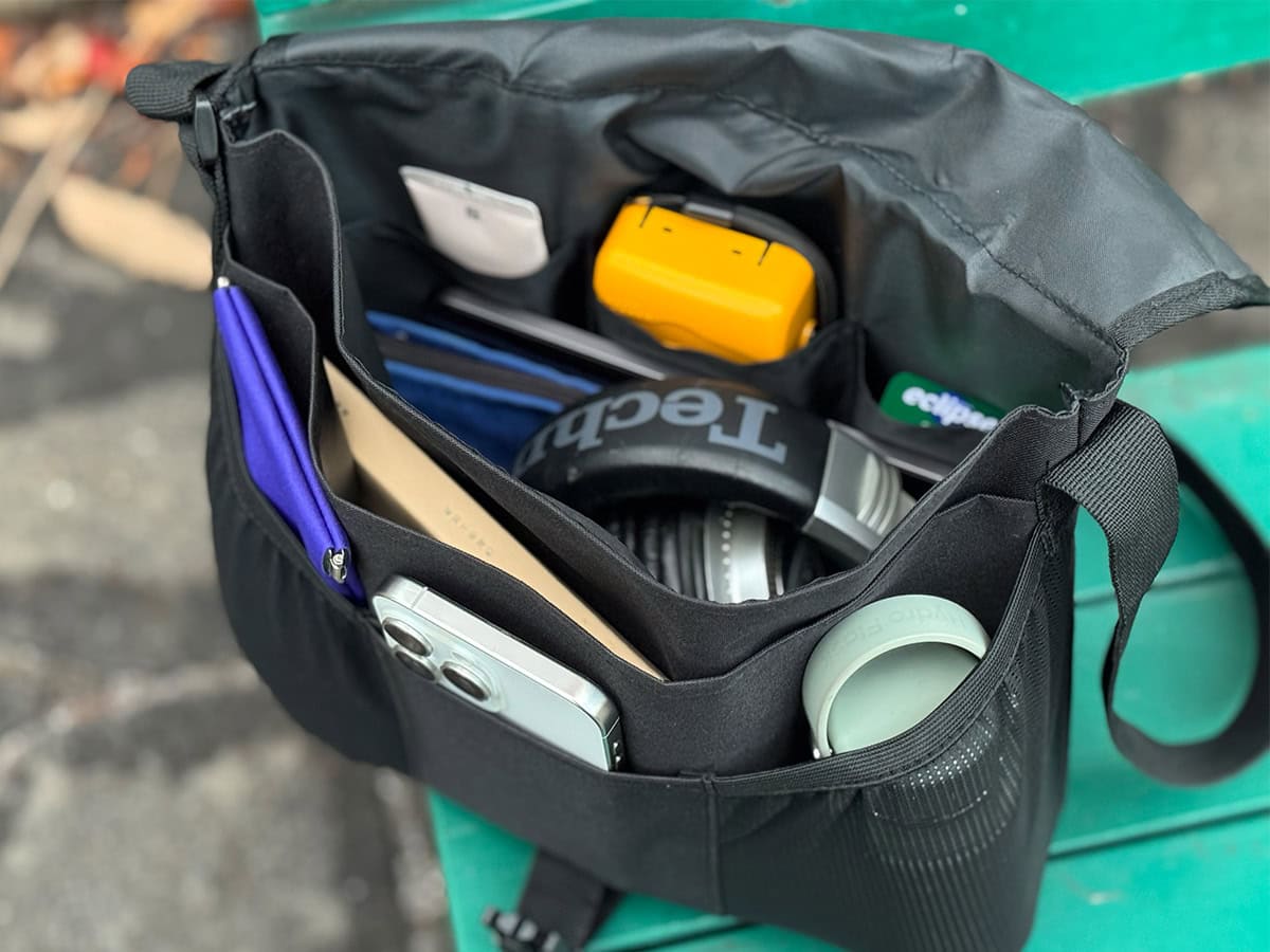 メイン収納部にはヘッドフォンやミニタブレットがすっぽり収まる