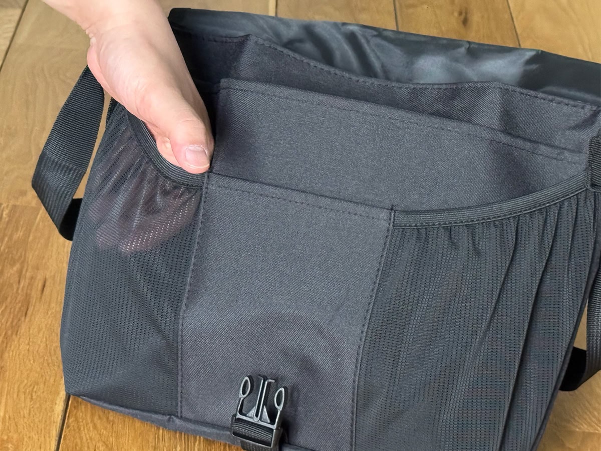 両サイドはメッシュポケットに