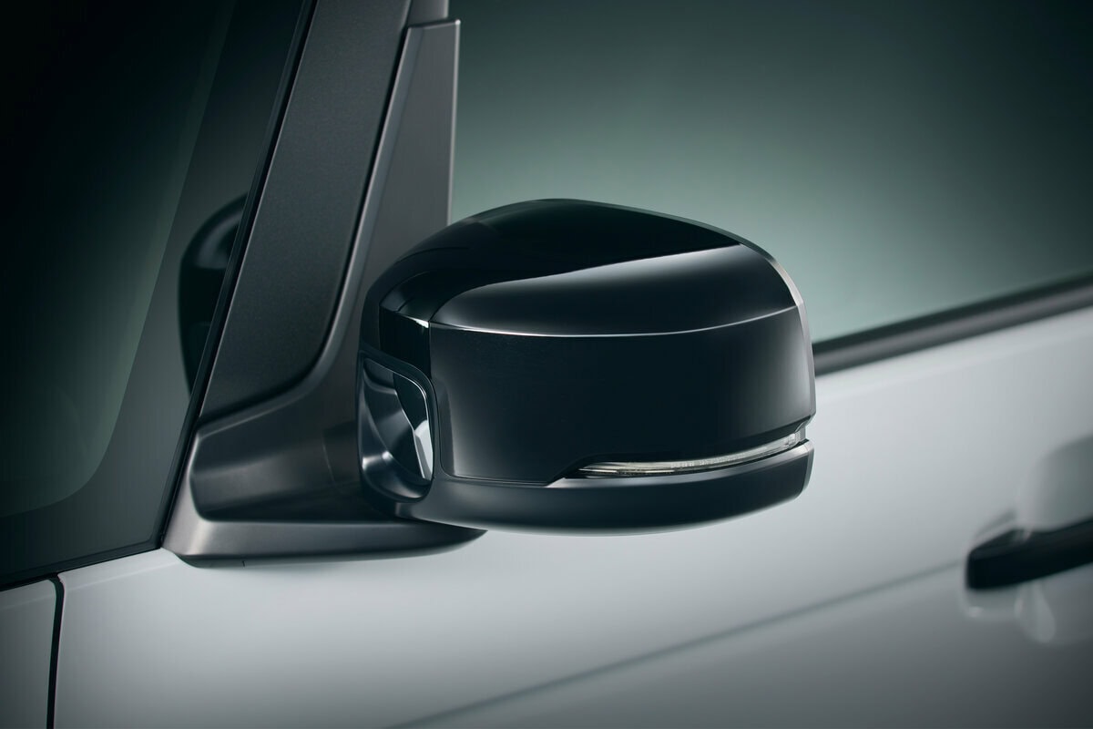 ドアミラーなどはクリスタルブラック・パール塗装を採用