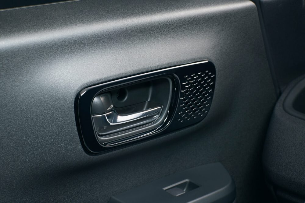 ドアオーナメントパネルには艶やかなピアノブラック塗装を採用