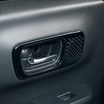 ドアオーナメントパネルには艶やかなピアノブラック塗装を採用