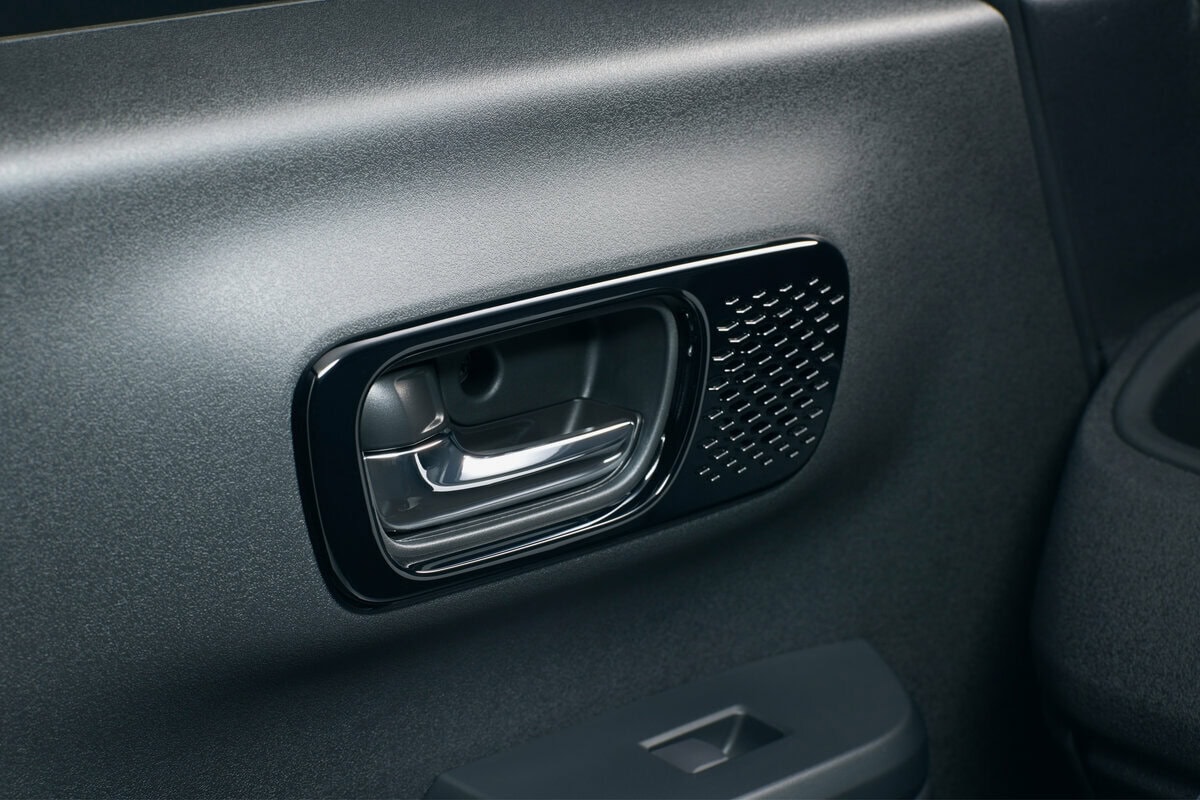 ドアオーナメントパネルには艶やかなピアノブラック塗装を採用