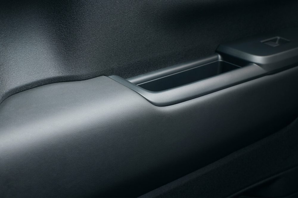 ターボ仕様ではプライムスムース素材のドアライニングアームレストを備える
