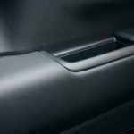 ターボ仕様ではプライムスムース素材のドアライニングアームレストを備える